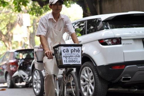 Chàng trai Nguyễn Duy Biểu lang thang trên phố với chiếc xe đạp của mình để bán cafe (Ảnh VNE)
